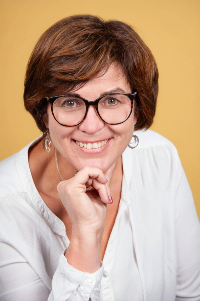 Foto Anita hochkant heller Hintergrund